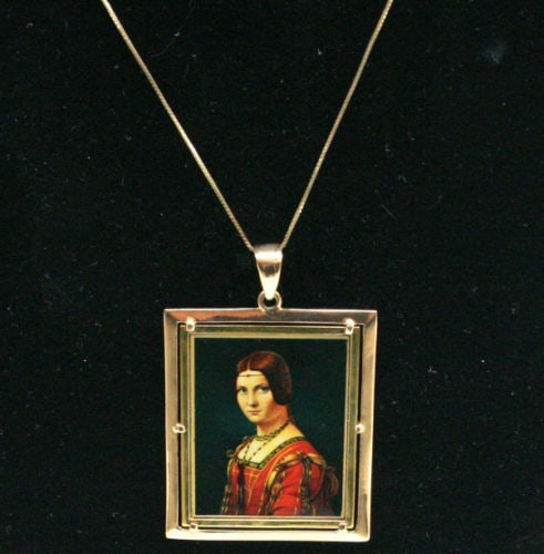 Vintage 18K Gold Enameled Florentine Pendant Necklace with 14K Chain: Vintage 18K Gold Enameled Florentine Pendant Necklace with 14K Chain Discover a stunning 18K gold enameled necklace featuring a beautifully framed portrait of Florentine design. This exquisite piece, 