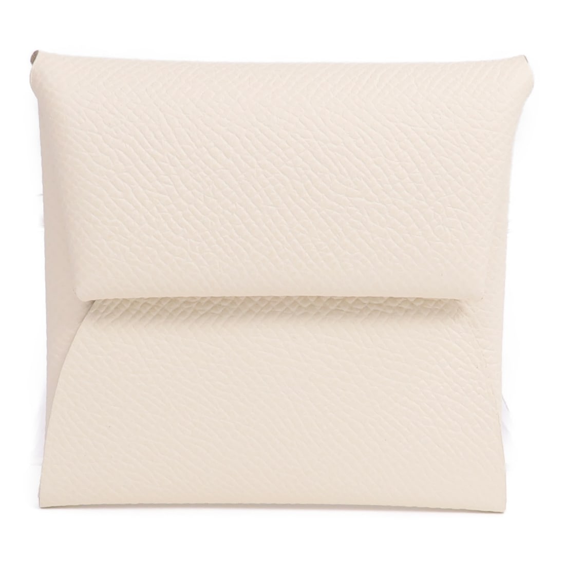 Hermes Bastia Epsom Leather Coin Purse White PHW: Hermes Bastia Epsom Leather Coin Purse White PHW This Hermes Bastia coin purse is crafted from Epsom calfskin leather in a white color, offering a sleek and practical accessory for everyday use. Desig