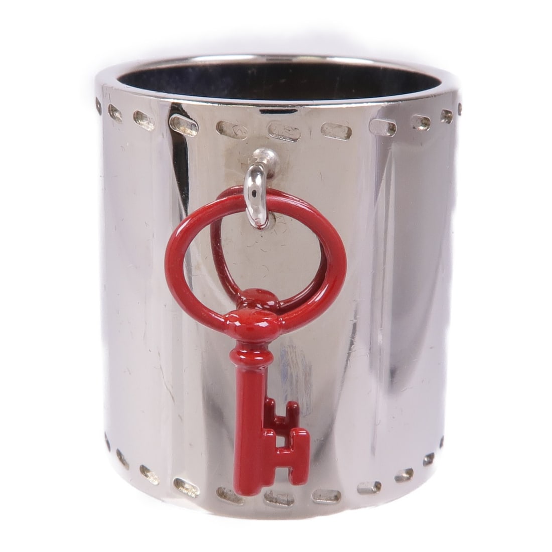 Silver Tone HERMES Scarf Ring with Red Accent Metal Accessory: Silver Tone HERMES Scarf Ring with Red Accent Metal Accessory Elevate your accessory collection with this exquisite HERMES scarf ring. Crafted in a sleek silver-toned metal, this scarf ring is designe