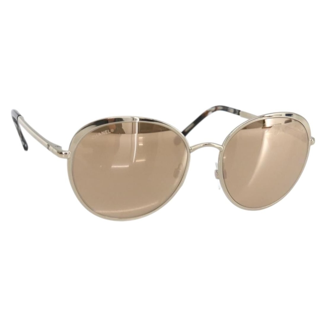 Gold Metal CHANEL CC Sunglasses Model SW1983V Italian Made: Gold Metal CHANEL CC Sunglasses Model SW1983V Italian Made These CHANEL sunglasses feature a gold-tone metal frame and showcase the iconic CC logo. Made in Italy, they offer a sophisticated style and 