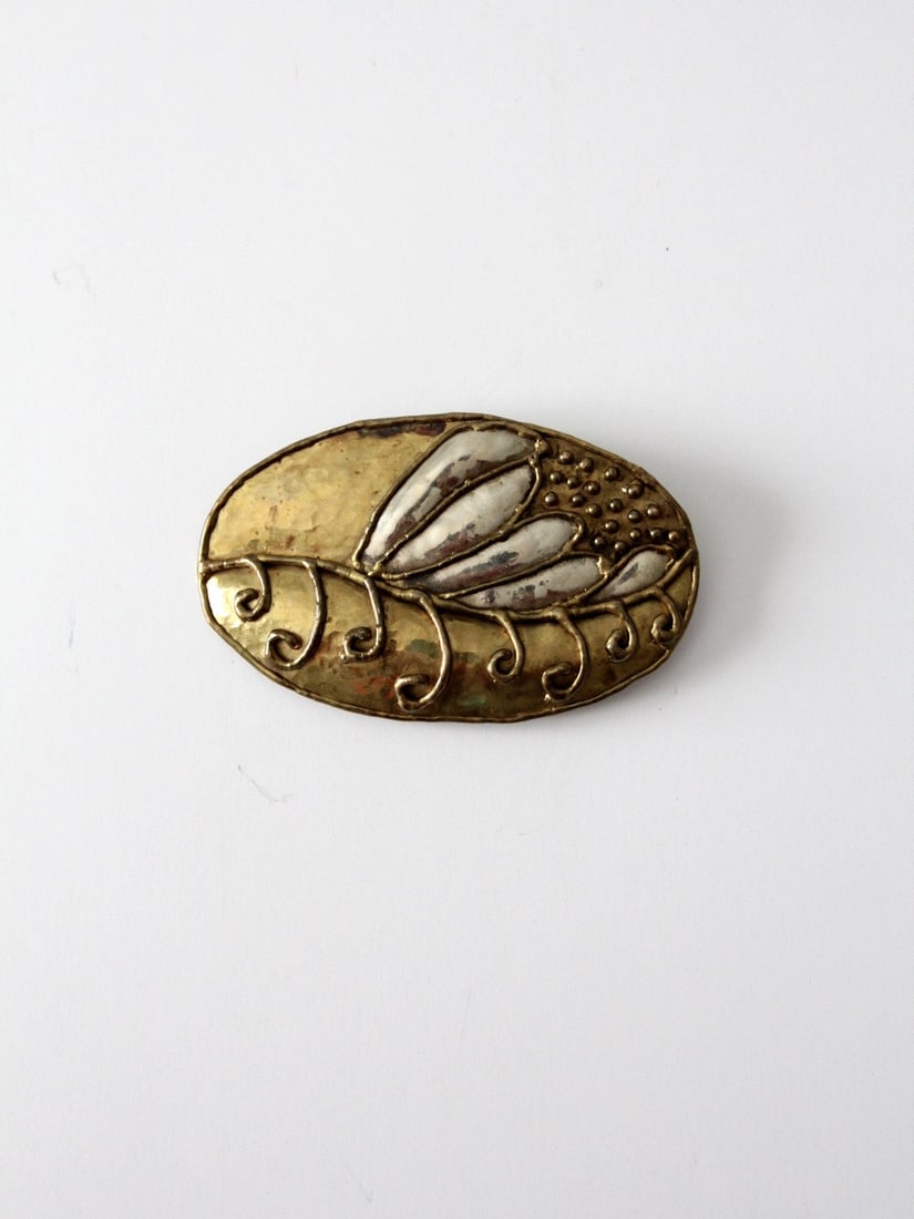Vintage Modernist Brass Buckle Mixed Metal Oval Design: Vintage Modernist Brass Buckle Mixed Metal Oval Design This vintage modernist brass buckle showcases an eye-catching abstract scrolling design. Crafted in a large oval plate style, it features a mixed