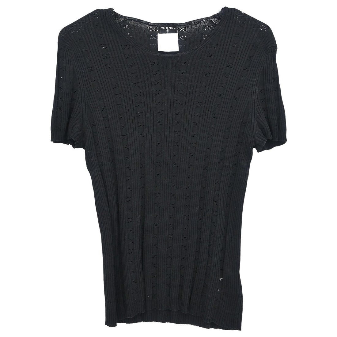 Chanel Vintage Black Short Sleeve T-Shirt Size 42 Italy: Chanel Vintage Black Short Sleeve T-Shirt Size 42 Italy Elevate your casual wardrobe with this vintage Chanel black short sleeve top. Made from 100% cotton, this t-shirt features a regular fit and is 