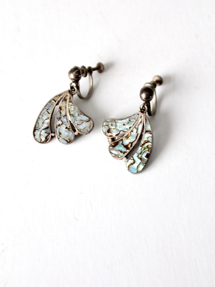 Vintage Silver Tone Drop Earrings with Inlaid Abalone Shell: Vintage Silver Tone Drop Earrings with Inlaid Abalone Shell This exquisite pair of vintage abalone shell earrings showcases a stunning fan shape accentuated by inlaid abalone shell. These silver tone 