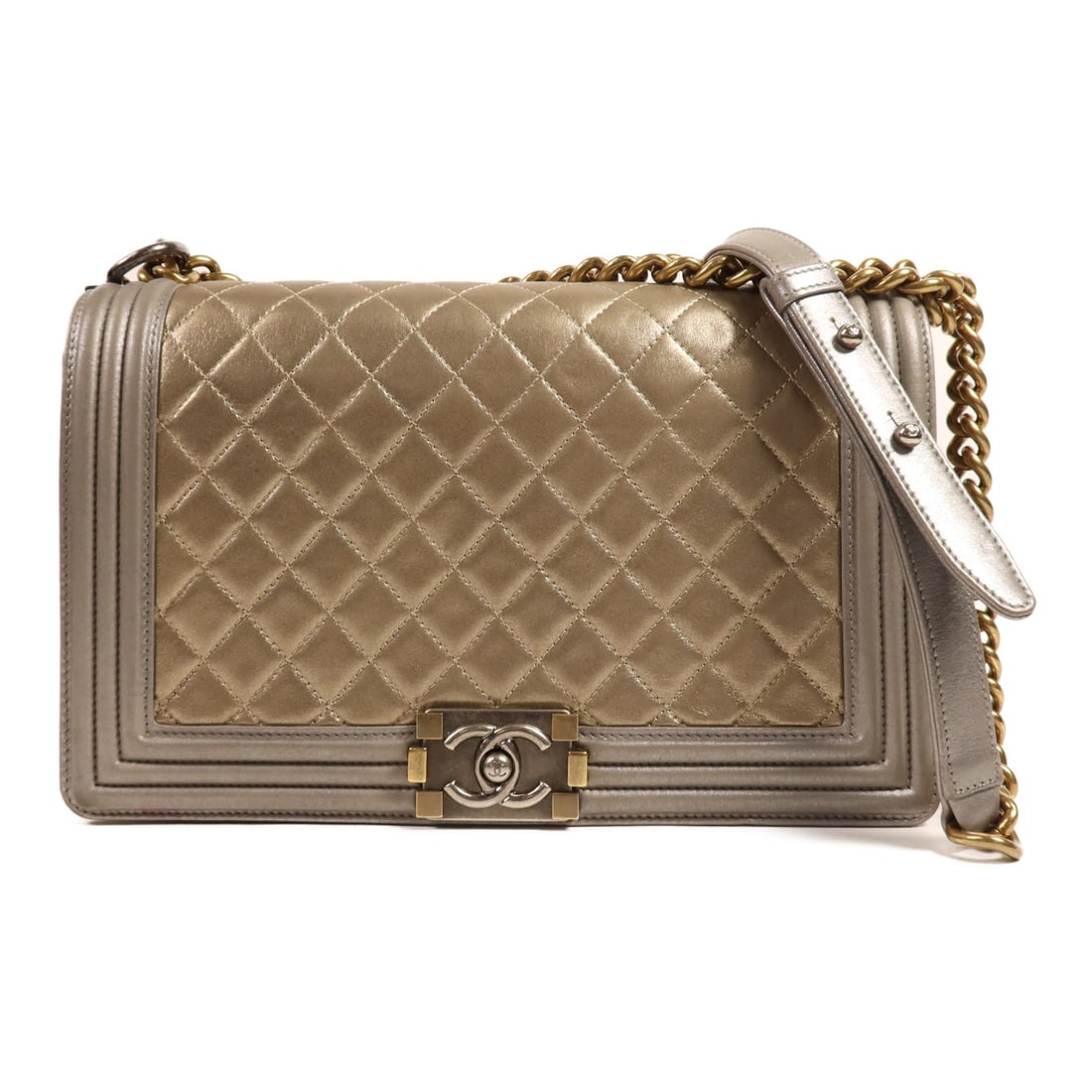 CHANEL CC Boy 28 Gold Lambskin Shoulder Bag: CHANEL CC Boy 28 Gold Lambskin Shoulder Bag Introducing the elegant CHANEL CC Boy 28 Chain Shoulder Bag, crafted from luxurious lambskin leather in a stunning gold hue. This stylish shoulder bag featu