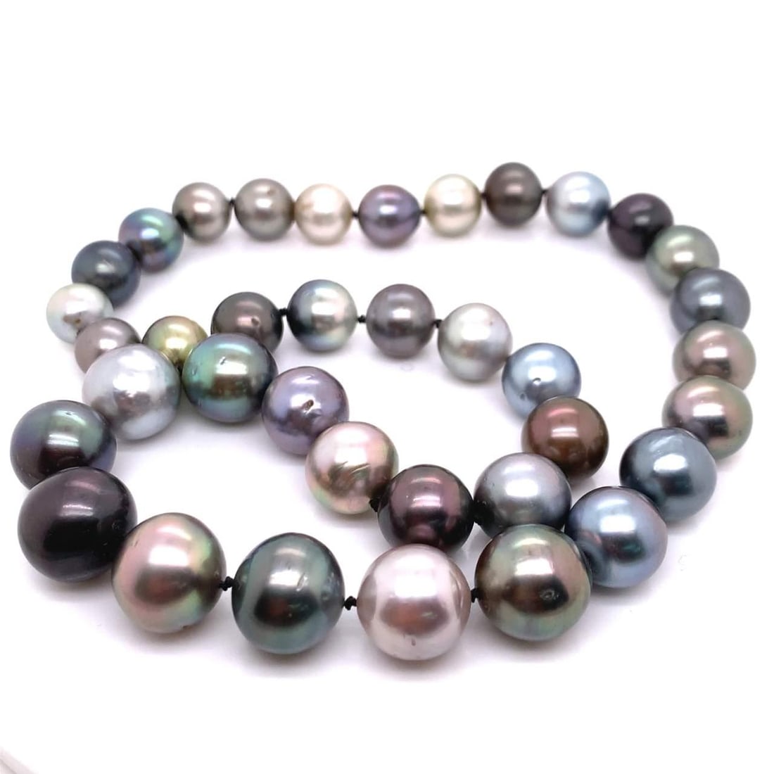 Elegant 18 Inch South Sea Pearl Necklace with Hidden Clasp: Elegant 18 Inch South Sea Pearl Necklace with Hidden Clasp This exquisite South Sea Pearl Necklace Strand features lustrous pearls elegantly strung together, measuring 18 inches in length. The necklac