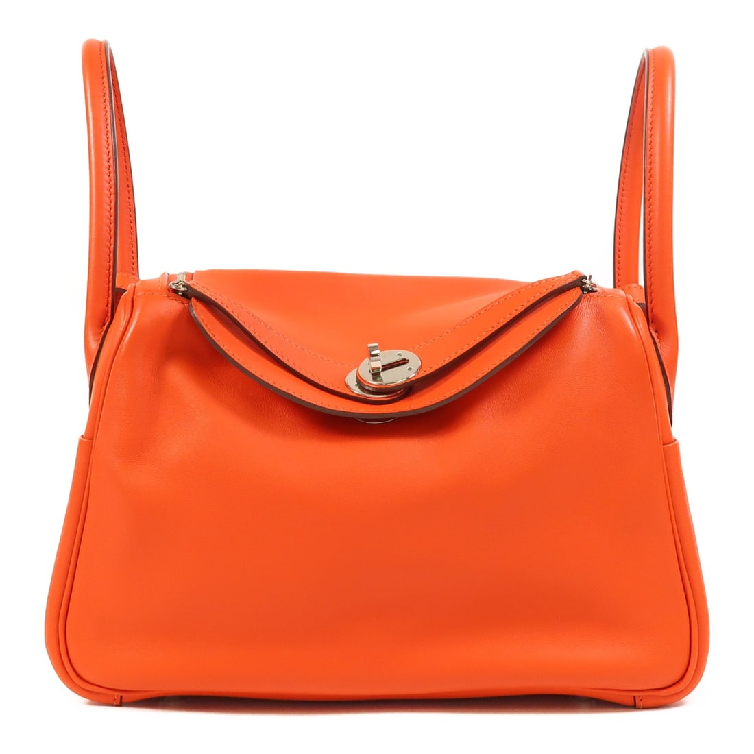 HERMES Lindy 26 2Way Shoulder Bag Swift Leather Orange: HERMES Lindy 26 2Way Shoulder Bag Swift Leather Orange Introducing the HERMES Lindy 26, a stylish 2-way shoulder bag crafted from premium calfskin leather in a vibrant orange hue. This elegant handbag