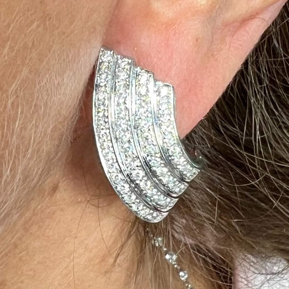 Stunning 18K White Gold 1.50 Ct Diamond Earrings with 102 Diamonds: Stunning 18K White Gold 1.50 Ct Diamond Earrings with 102 Diamonds Elegant 18K White Gold Earrings adorned with a total of 102 dazzling diamonds, weighing approximately 1.50 Ct. These exquisite earrin
