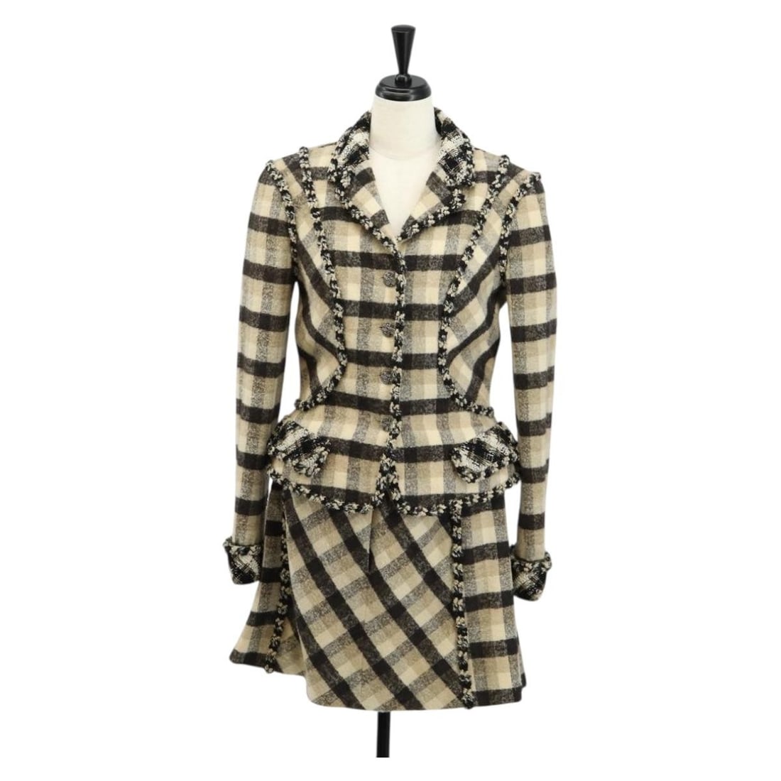 CHANEL Beige Wool Tweed Jacket CC Auth 152798V: CHANEL Beige Wool Tweed Jacket CC Auth 152798V This stylish CHANEL jacket exudes sophistication with its elegant beige tweed fabric. Crafted in France, this piece showcases the renowned quality and cr
