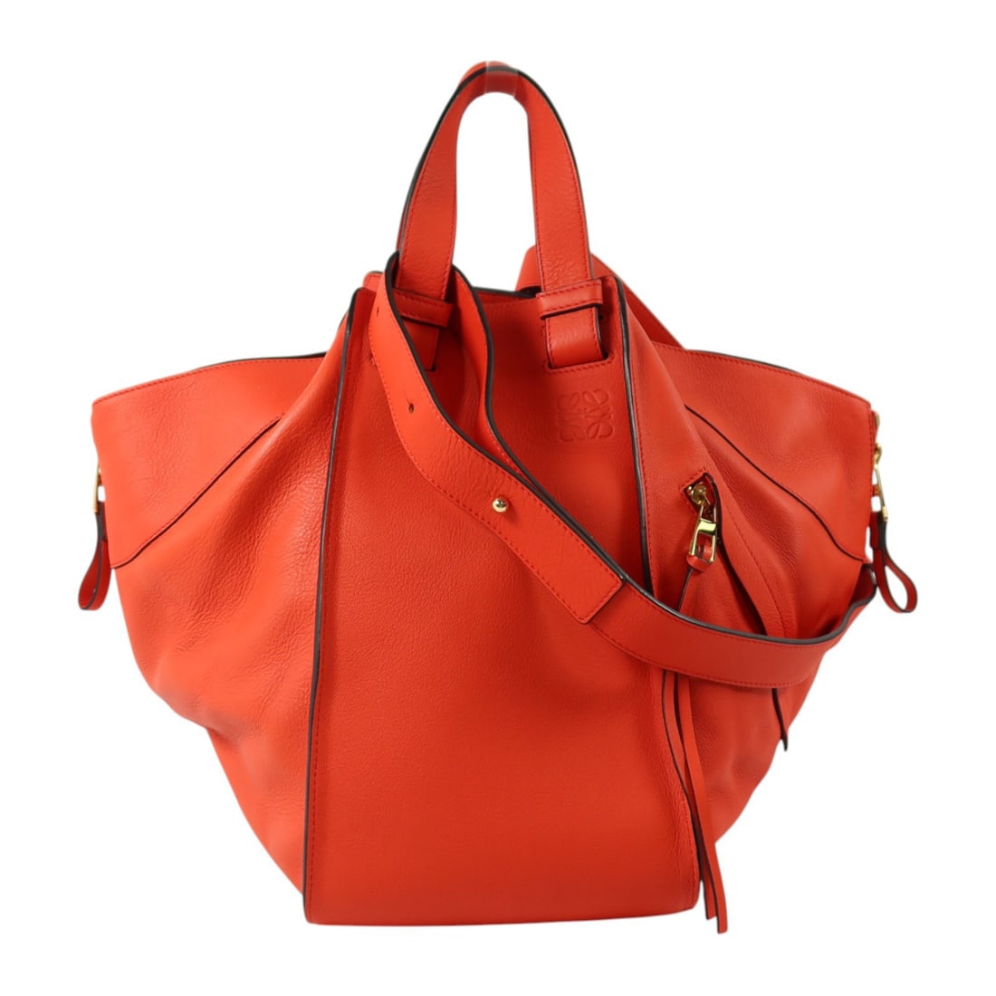 LOEWE Hammock red calfskin 2way shoulder bag GHW: LOEWE Hammock red calfskin 2way shoulder bag GHW This LOEWE Hammock shoulder bag is crafted from high-quality red calfskin leather, offering both durability and a luxurious feel. Designed as a versati