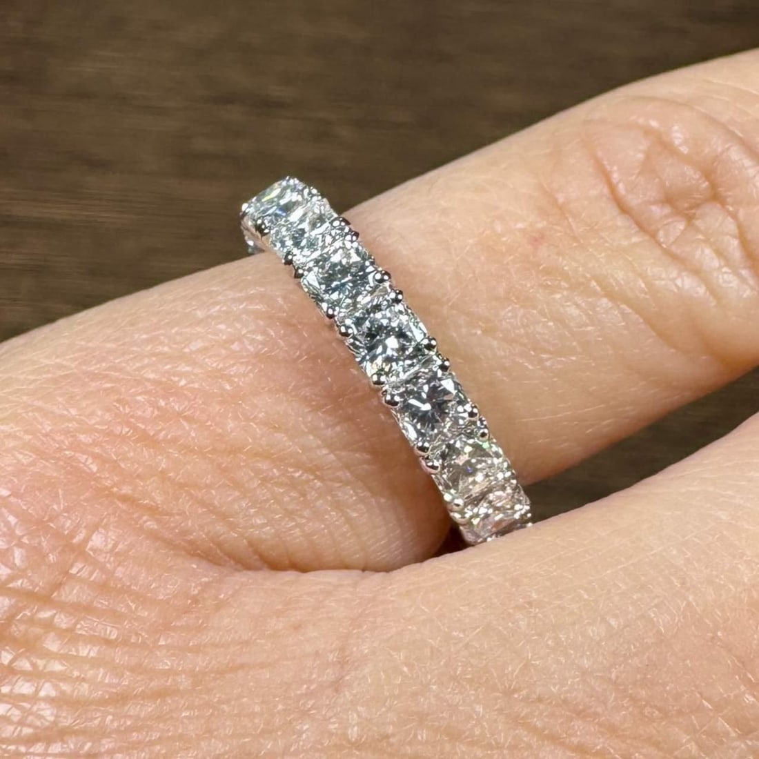 18K White Gold 2.89 Ct Diamond Anniversary Band 15 Diamonds G-H VVS-VS: 18K White Gold 2.89 Ct Diamond Anniversary Band 15 Diamonds G-H VVS-VS This exquisite 18K White Gold Diamond Anniversary Band features a stunning total diamond weight of 2.89 ct, elegantly showcasing 