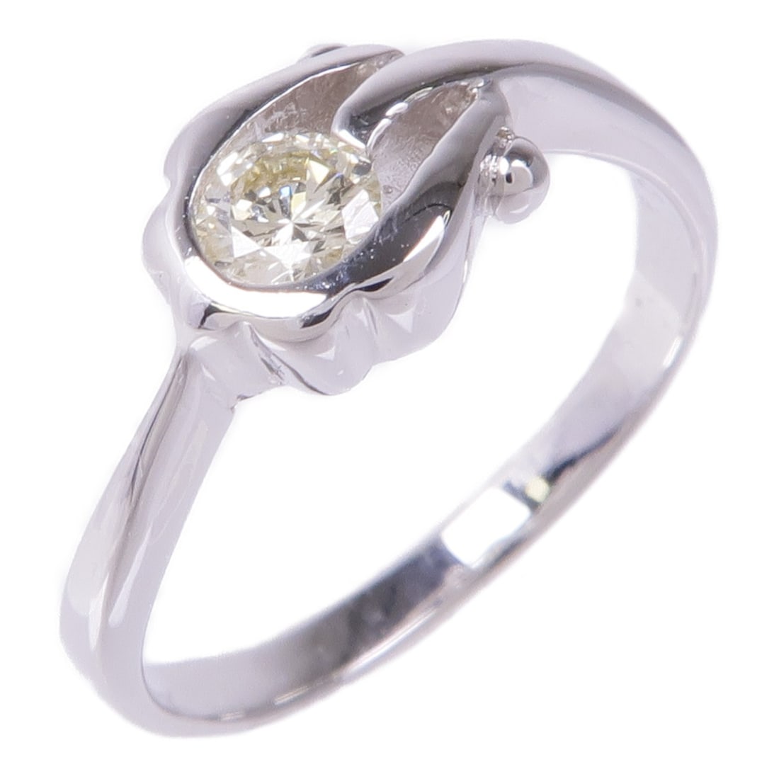 JEWELRY 18K White Gold Diamond Ring Size 5.5: JEWELRY 18K White Gold Diamond Ring Size 5.5 This exquisite diamond ring is crafted from 18K white gold, showcasing a stunning clear diamond as its centerpiece. Designed in a classic ring style, it is