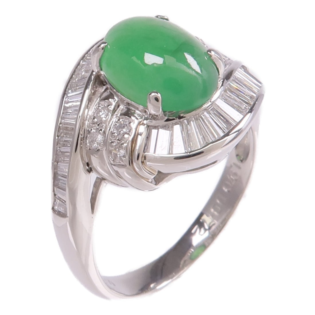 Jade and Diamond Ring in Pt900 Platinum Size 5.5: Jade and Diamond Ring in Pt900 Platinum Size 5.5 This elegant women's ring features a vibrant green jade as the main stone, set in high-purity PT900 platinum. Crafted in Thailand, the ring is in very 