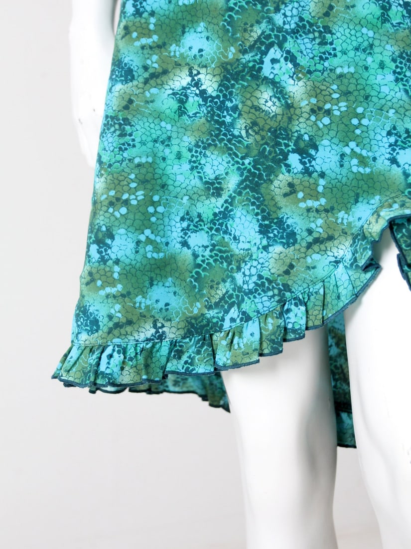 1980s Vintage Green Blue Abstract Print Skirt with Ruffle Hem: 1980s Vintage Green Blue Abstract Print Skirt with Ruffle Hem Step back into the vibrant 1980s with this stunning vintage abstract print skirt. The skirt showcases a captivating green and blue abstrac