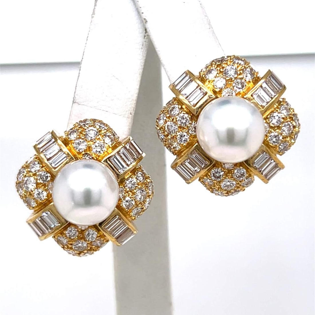 Stunning 18K Yellow Gold South Sea Pearl Diamond Earrings: Stunning 18K Yellow Gold South Sea Pearl Diamond Earrings Elevate your elegance with these stunning 18K Yellow Gold South Sea Pearl and Diamond Earrings. Each earring features a beautiful South Sea pe