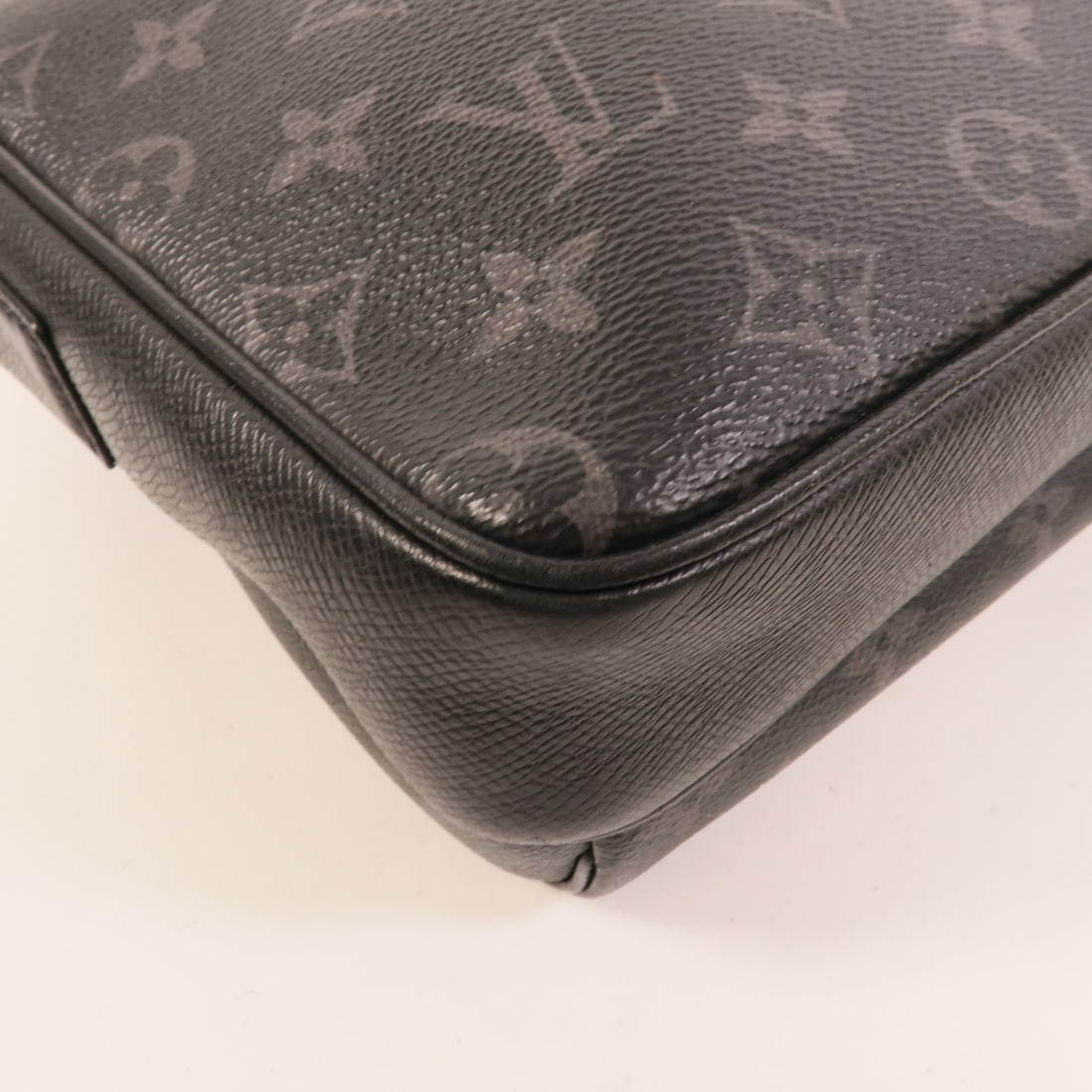 Louis Vuitton Monogram Eclipse Taiga messenger bag - 13