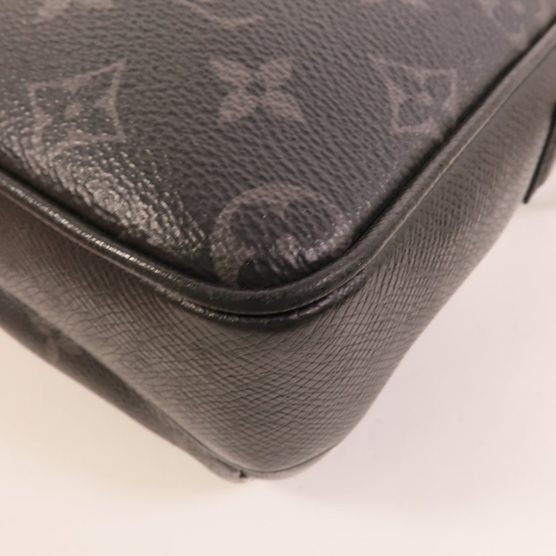 Louis Vuitton Monogram Eclipse Taiga messenger bag - 14