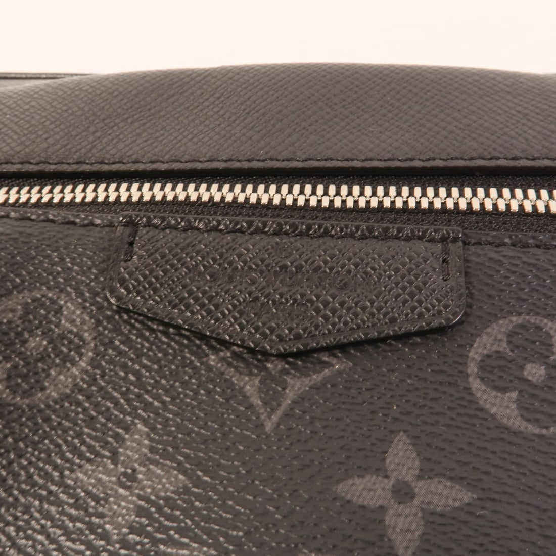 Louis Vuitton Monogram Eclipse Taiga messenger bag - 8