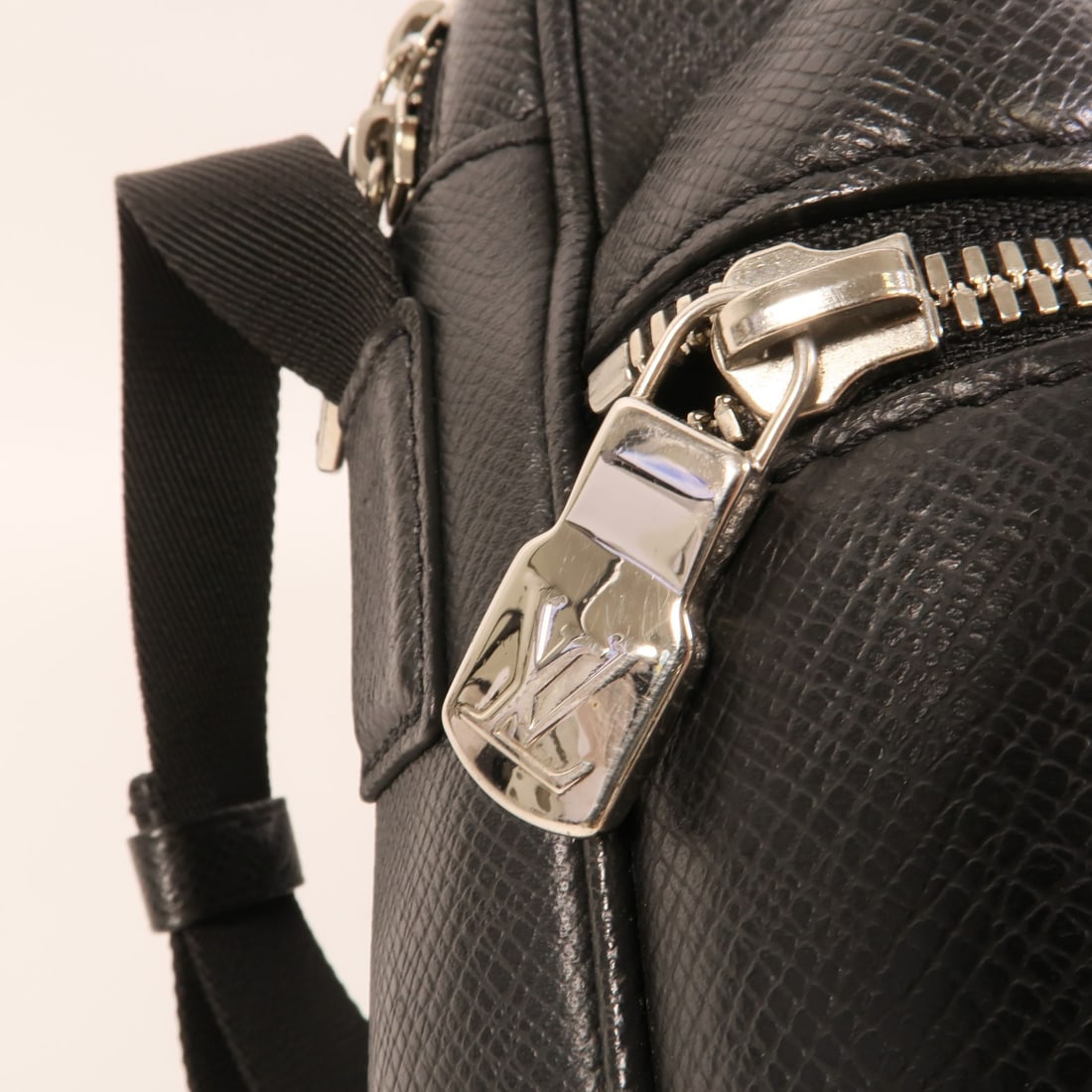 Louis Vuitton Monogram Eclipse Taiga messenger bag - 9