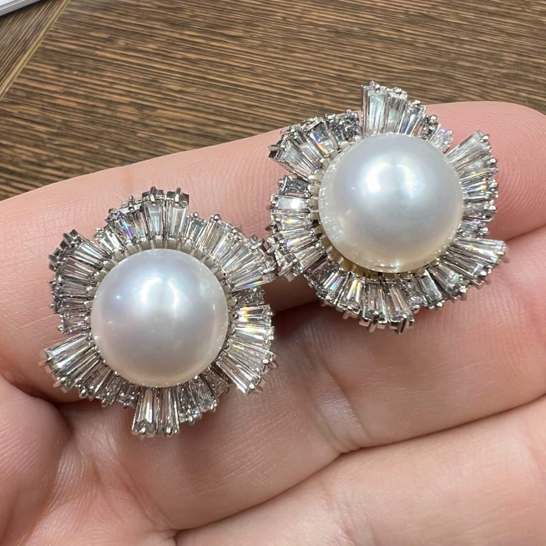 Platinum South Sea Pearl Earrings with 60 Diamonds 6.00 Ct: Platinum South Sea Pearl Earrings with 60 Diamonds 6.00 Ct Elevate your elegance with these exquisite Platinum South Sea Pearl & Diamond Earrings. Each earring features a stunning South Sea pearl meas