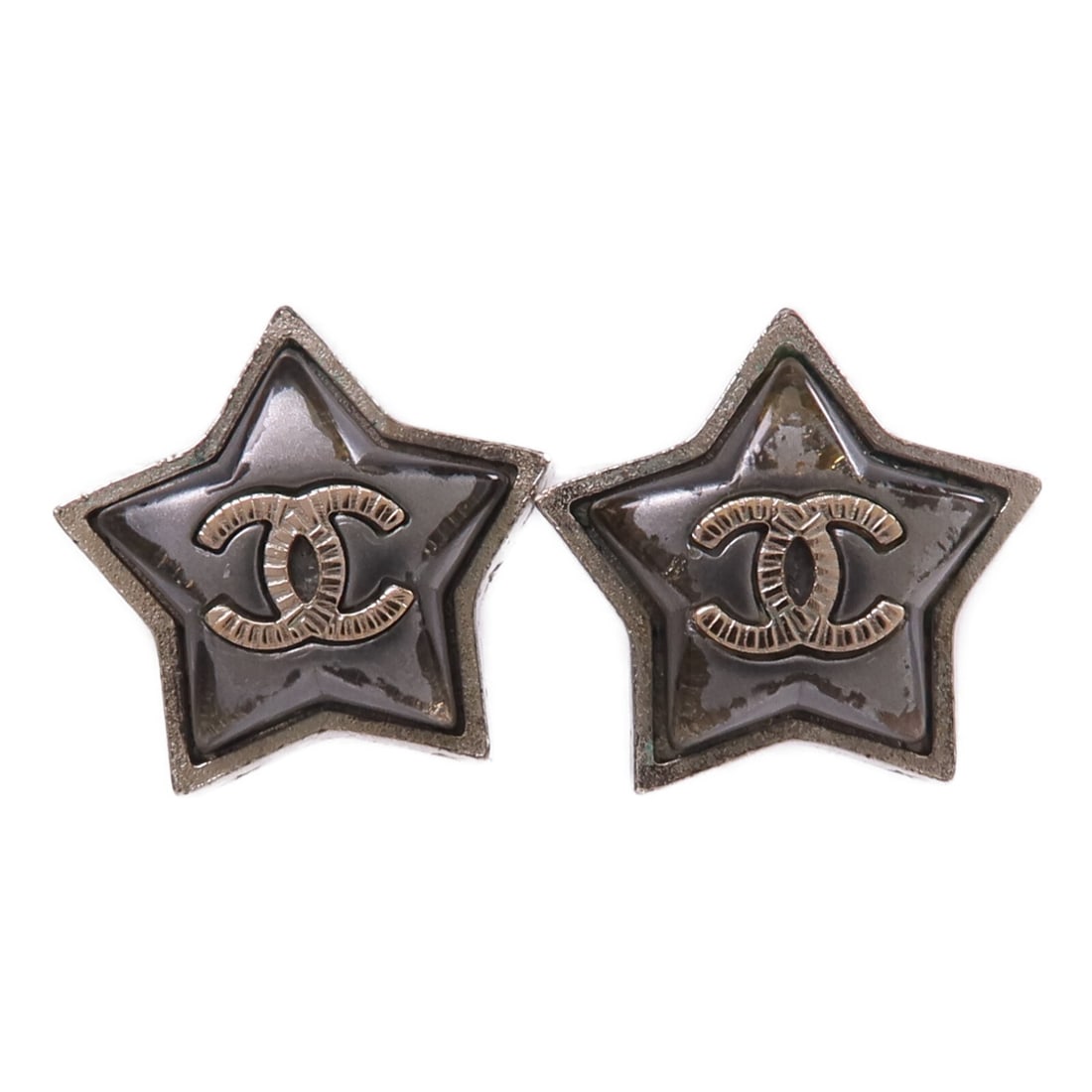 Gray Metal Pierced Earrings by CHANEL with CC Logo: Gray Metal Pierced Earrings by CHANEL with CC Logo These CHANEL CC earrings feature a gray metal construction in a pierced earring style. Designed without stones, they offer a minimalist and elegant l