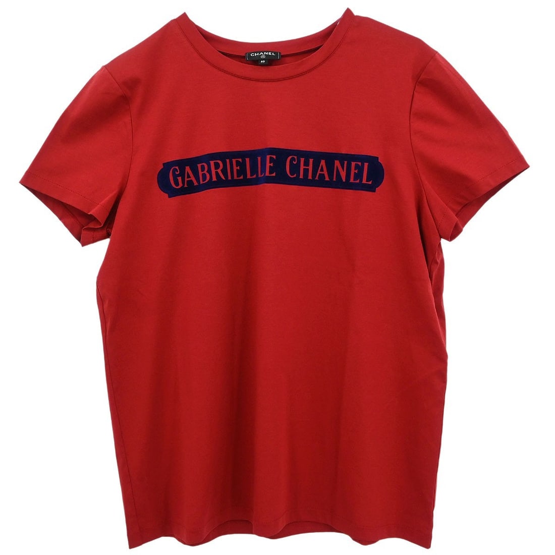 Chanel Vintage Bordeaux Cotton T-Shirt Size 40: Chanel Vintage Bordeaux Cotton T-Shirt Size 40 Elevate your casual wardrobe with this vintage Chanel T-shirt in a rich bordeaux color. Made from 100% cotton, this short-sleeve T-shirt features a class