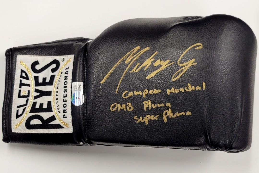 Mikey Garcia Signed Boxing Glove Campeon Mundial Beckett BAS: Mikey Garcia Signed Boxing Glove Campeon Mundial Beckett BAS This is a pre-owned boxing glove signed by Mikey Garcia, a world champion in the sport. The autograph has been authenticated by Beckett Aut