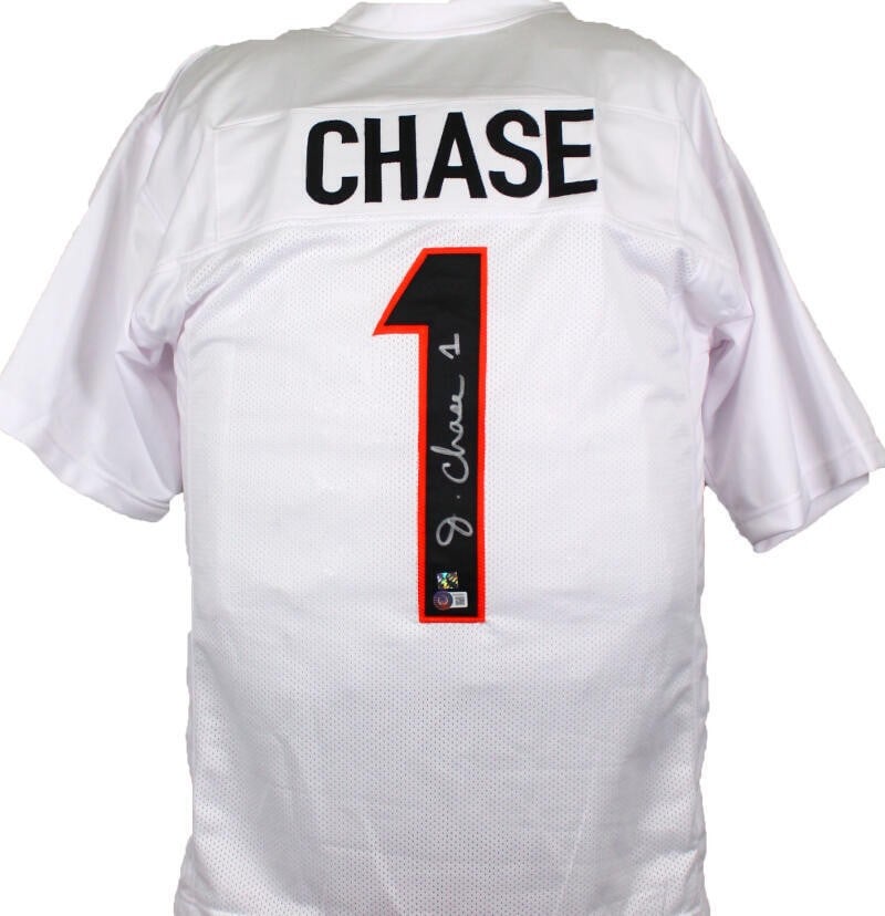 Ja'Marr Chase Signed Pro Style Jersey Cincinnati Bengals Beckett Authenticated: Ja'Marr Chase Signed Pro Style Jersey Cincinnati Bengals Beckett Authenticated This is an original white pro style jersey autographed by Ja'Marr Chase, a standout player for the Cincinnati Bengals in 