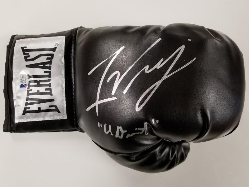 Everlast Boxing Glove Signed by Felix Verdejo with Beckett COA: Everlast Boxing Glove Signed by Felix Verdejo with Beckett COA This Everlast boxing glove is personally signed by Felix Verdejo, also known as "El Diamante." The autograph is authenticated by Beckett 