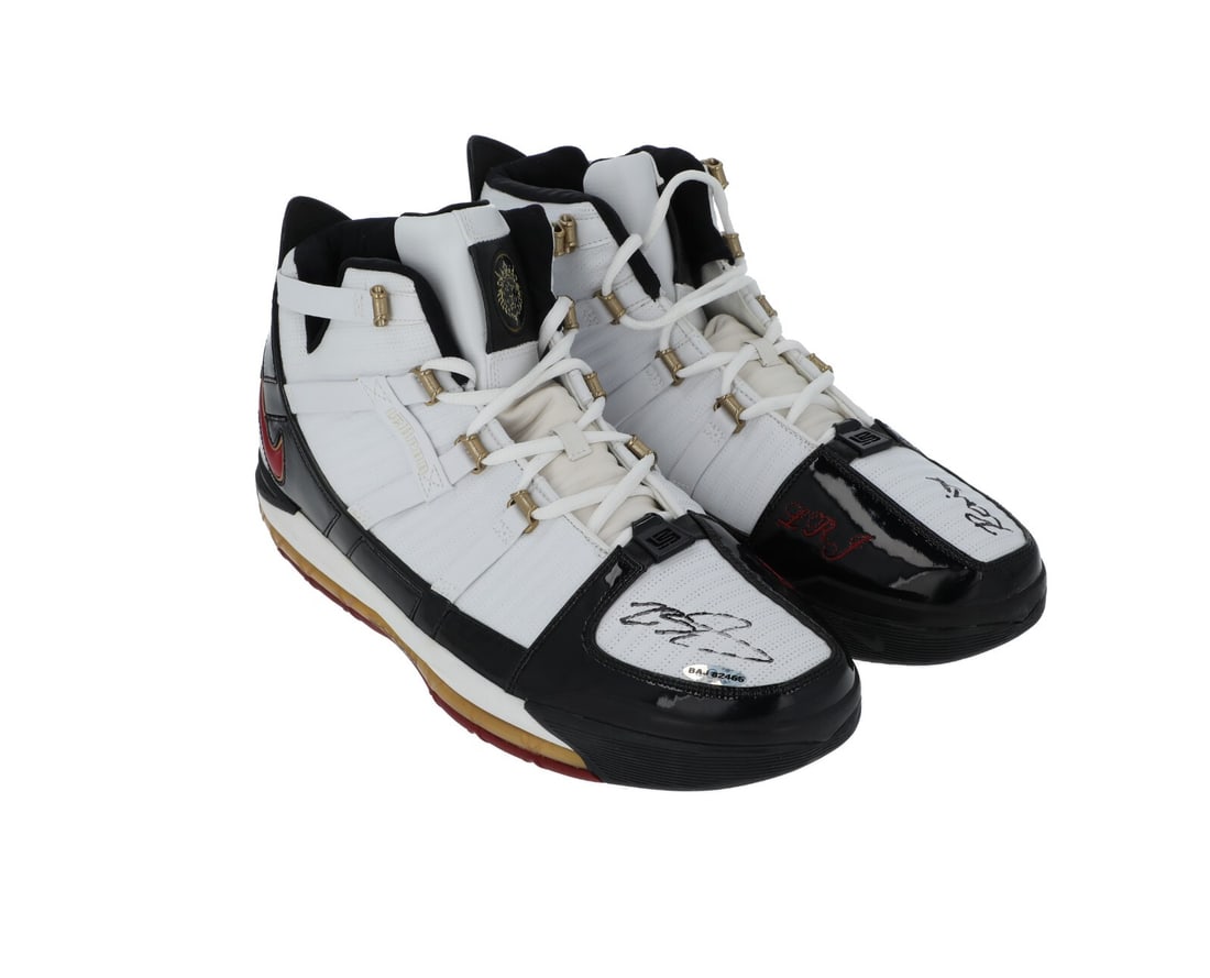 LeBron James Signed Nike LeBron 3 Remix Sneakers with Inscription and Authentication: LeBron James Signed Nike LeBron 3 Remix Sneakers with Inscription and Authentication Offered is a remarkable pair of men's size 16 Nike LeBron 3 Remix sneakers, signed and inscribed by the legendary L