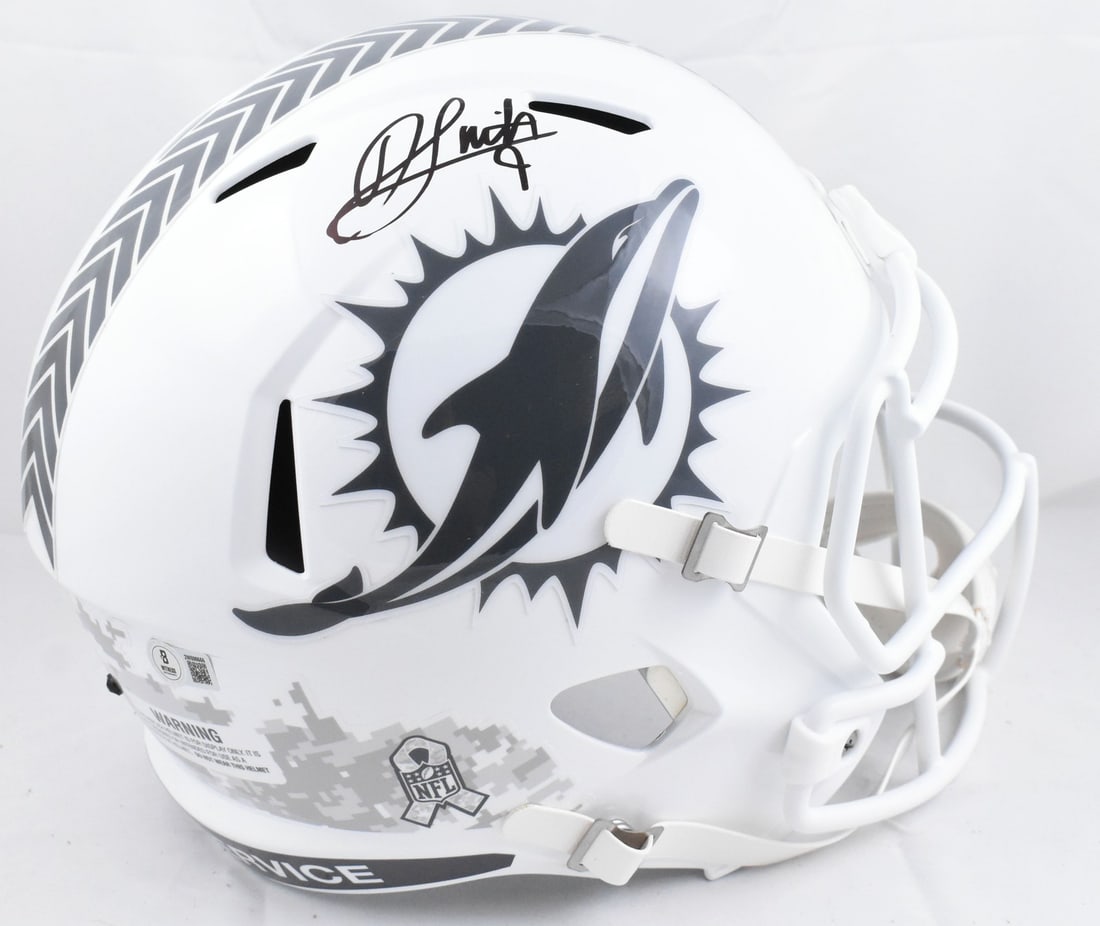 Miami Dolphins 2024 Full Size Speed Helmet Signed by Jonnu Smith Beckett Holo: Miami Dolphins 2024 Full Size Speed Helmet Signed by Jonnu Smith Beckett Holo This is a pre-owned Miami Dolphins full-size Salute 2024 Speed helmet autographed by Jonnu Smith. The helmet is an origina