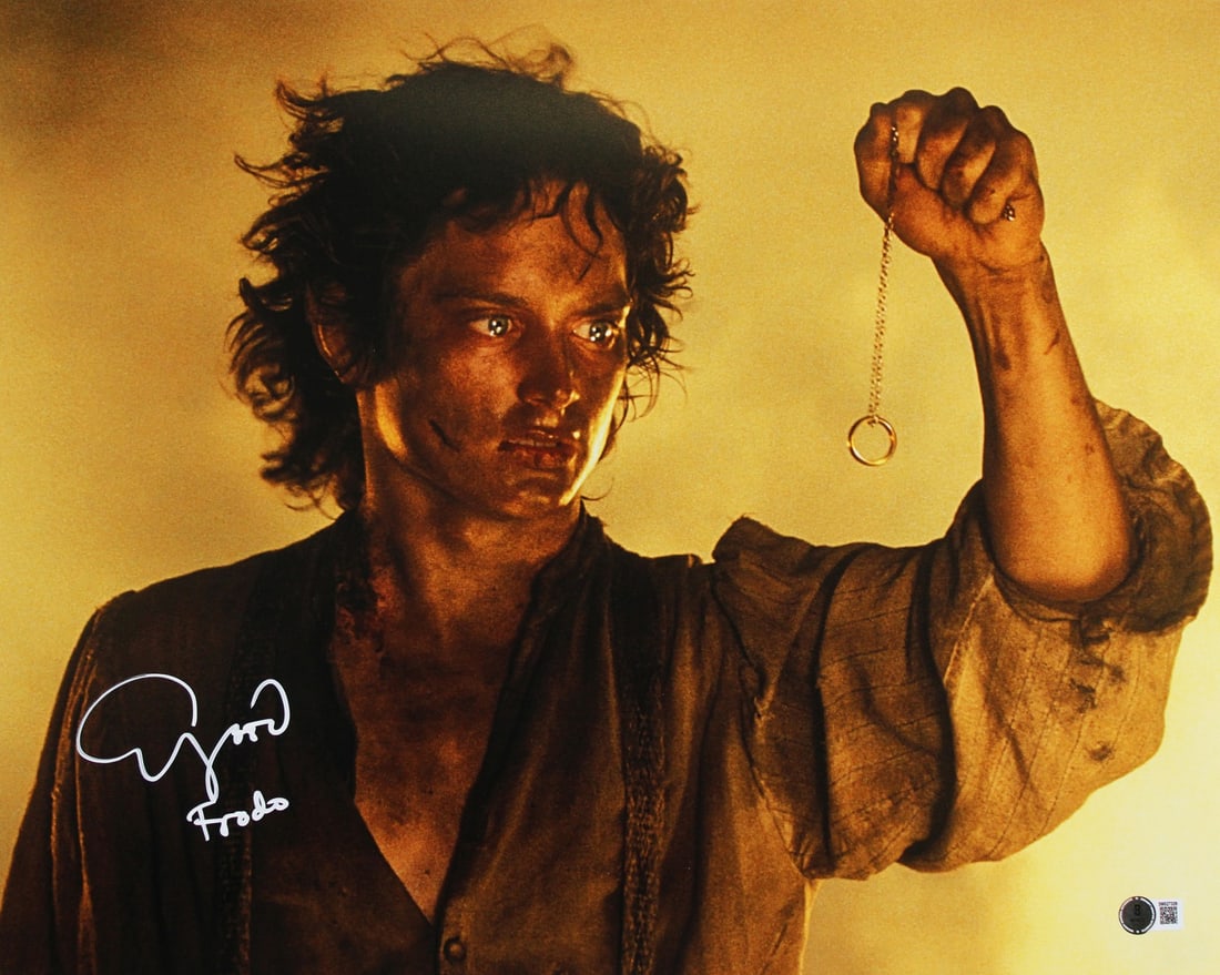 Elijah Wood Signed Frodo 16x20 Photo Beckett Authenticated: Elijah Wood Signed Frodo 16x20 Photo Beckett Authenticated This stunning 16x20 horizontal photograph features Elijah Wood as Frodo from the iconic "Lord of the Rings" series. The photo is personally s