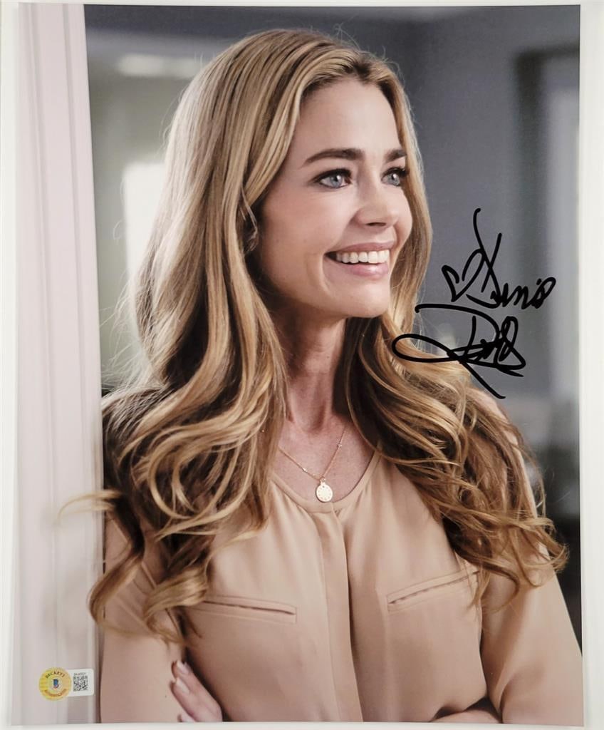 Denise Richards Signed 11x14 Ant Man Photo Beckett Authenticated: Denise Richards Signed 11x14 Ant Man Photo Beckett Authenticated This stunning 11x14 photograph features Denise Richards, the renowned model and actress, known for her captivating roles. The photograp