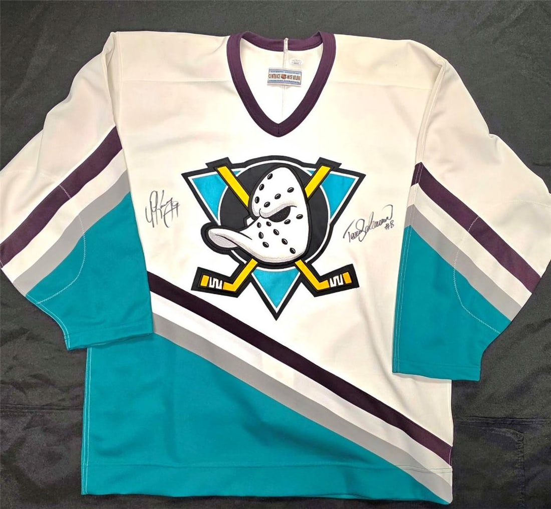 Anaheim Ducks vintage CCM jersey signed by Selanne and Kariya JSA: Anaheim Ducks vintage CCM jersey signed by Selanne and Kariya JSA This vintage Mighty Ducks CCM jersey is signed by both Teemu Selanne and Paul Kariya. The autographs have been authenticated by James 