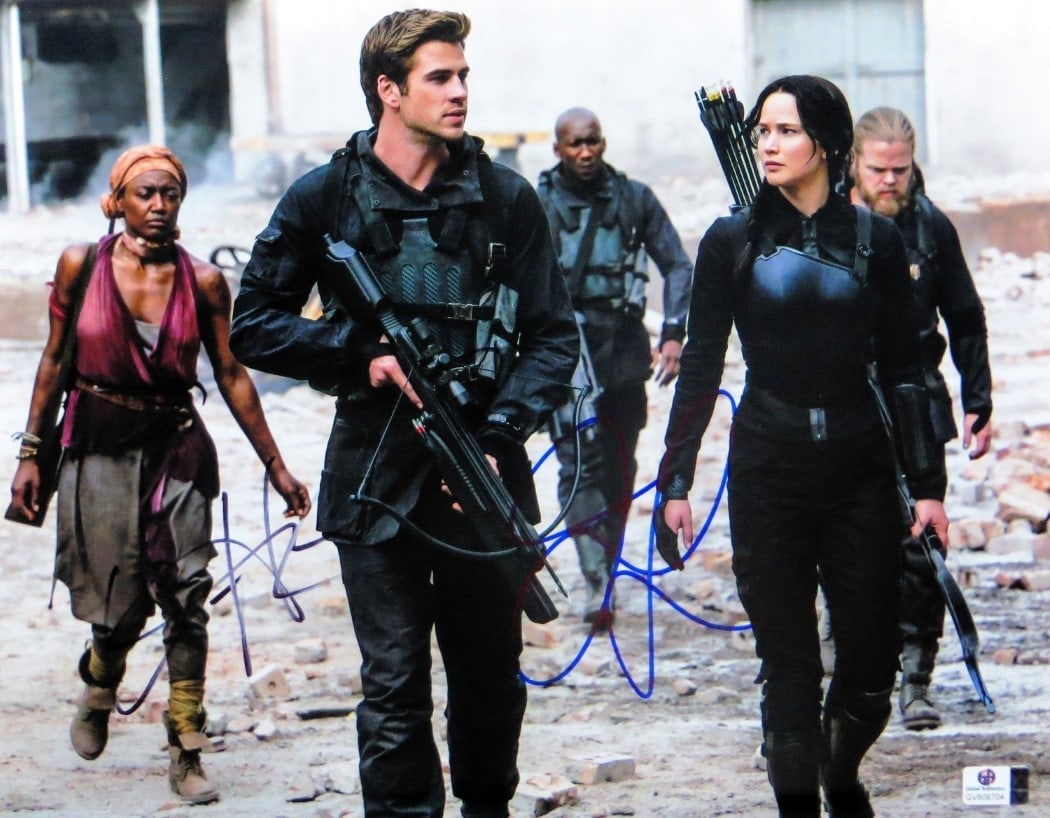 Jennifer Lawrence Liam Hemsworth Autographed 11x14 Photo Hunger Games GAI Certified: Jennifer Lawrence Liam Hemsworth Autographed 11x14 Photo Hunger Games GAI Certified Capture a piece of cinematic history with this autographed 11X14 photograph featuring Jennifer Lawrence and Liam Hem