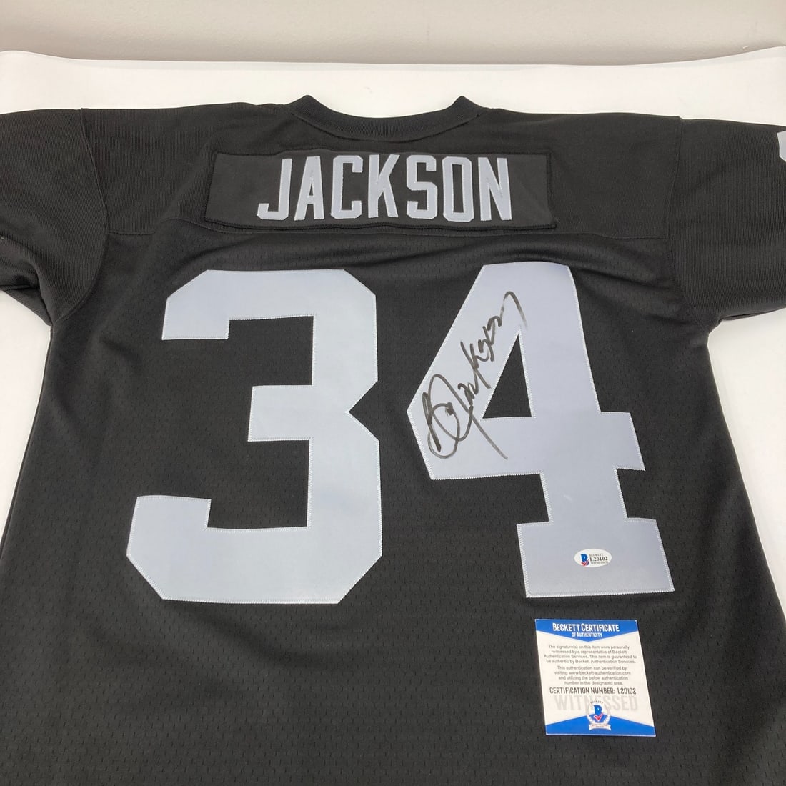 Bo Jackson 1988 Oakland Raiders Jersey Signed with Beckett COA: Bo Jackson 1988 Oakland Raiders Jersey Signed with Beckett COA This is an original 1988 Oakland Raiders jersey signed by the legendary Bo Jackson. The jersey is authenticated by Beckett Authentication