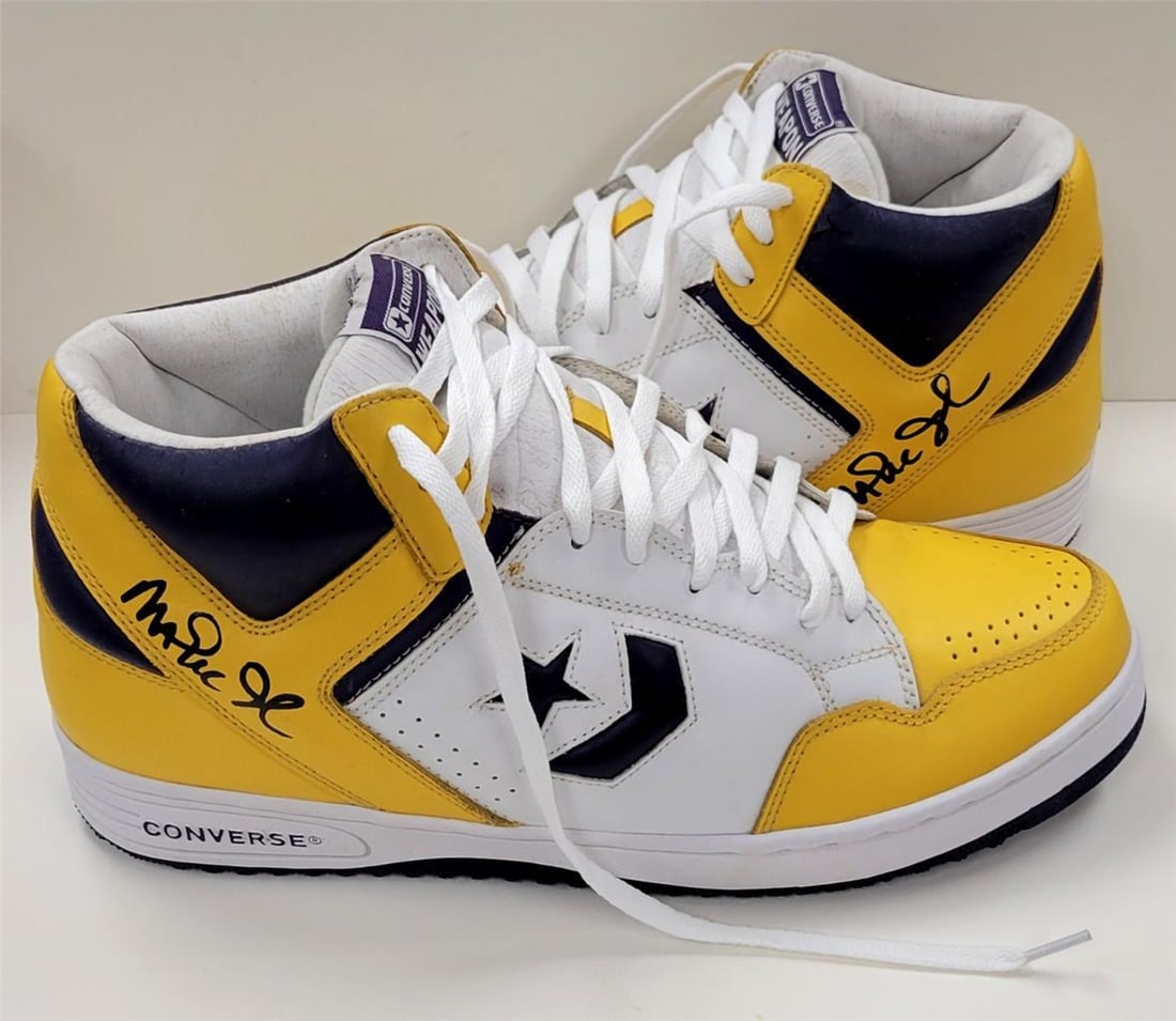 Magic Johnson Signed Converse Weapon Shoes Size 13 Beckett BAS: Magic Johnson Signed Converse Weapon Shoes Size 13 Beckett BAS Own a piece of basketball history with these Original Converse Weapon shoes, size 13, signed by the legendary Magic Johnson. These shoes 