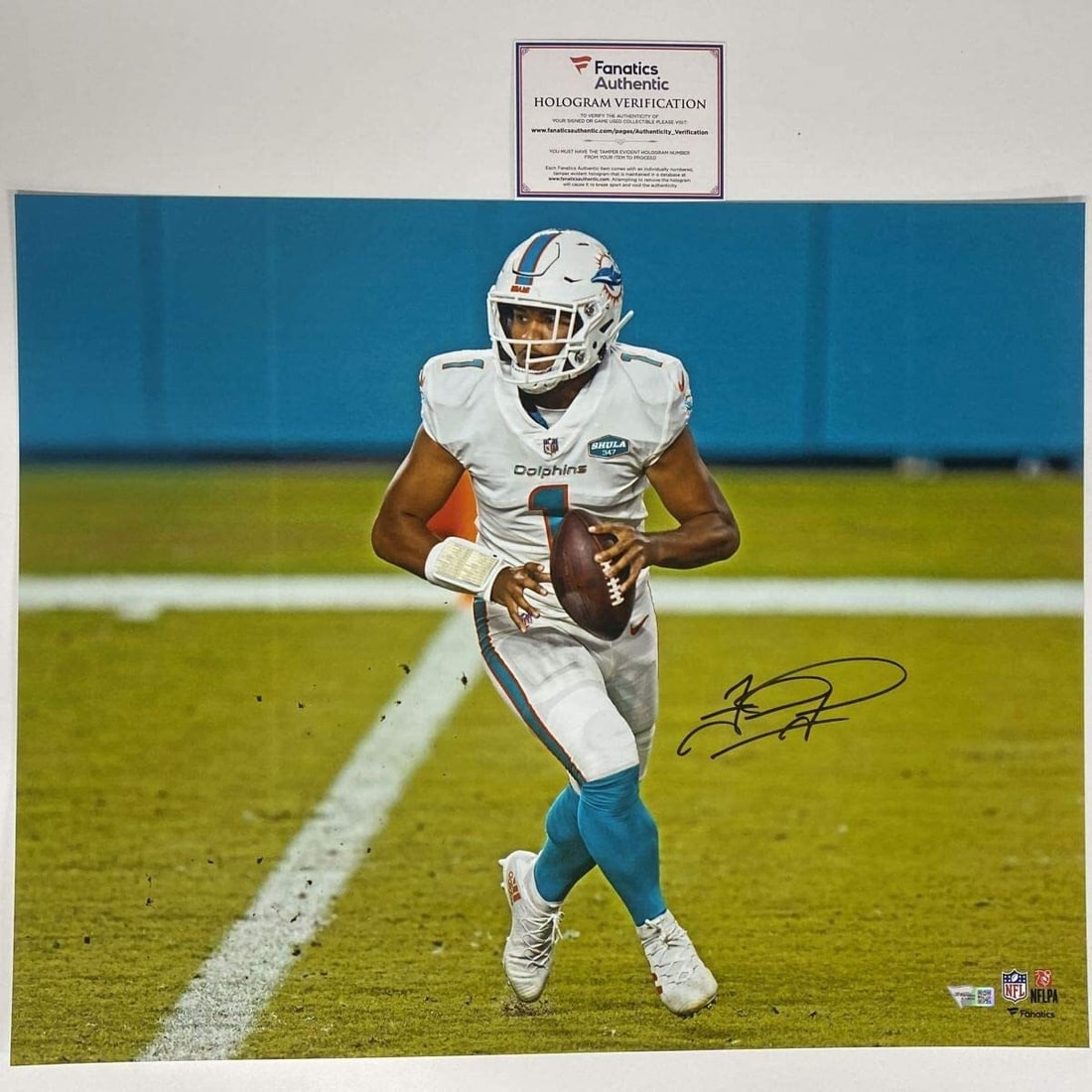Tua Tagovailoa Autographed Miami Dolphins 16x20 Photo Fanatics COA Gem Mint: Tua Tagovailoa Autographed Miami Dolphins 16x20 Photo Fanatics COA Gem Mint This stunning 16x20 photo of Tua Tagovailoa, quarterback for the Miami Dolphins, is autographed and comes with a Certificate