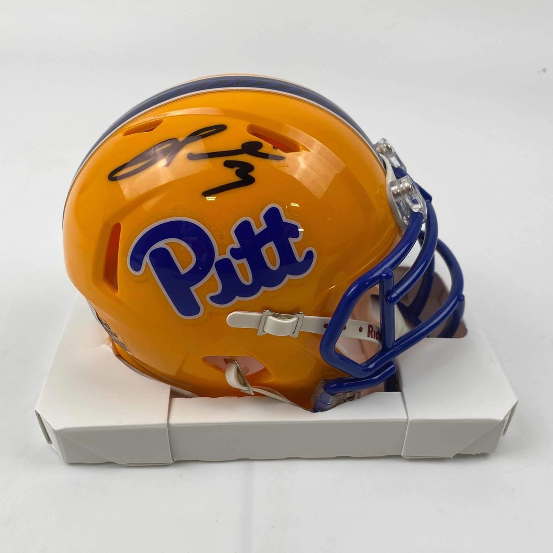 Damar Hamlin Signed Mini Helmet Pittsburgh Panthers Beckett COA: Damar Hamlin Signed Mini Helmet Pittsburgh Panthers Beckett COA This autographed mini helmet features the signature of Damar Hamlin, a standout player from the Pittsburgh Panthers. It is authenticated