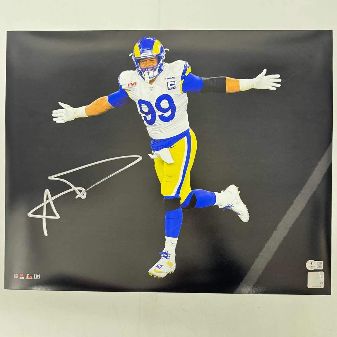 Aaron Donald Autographed 16x20 Photo Los Angeles Rams Beckett COA: Aaron Donald Autographed 16x20 Photo Los Angeles Rams Beckett COA This is an original autographed 16x20 photo of Aaron Donald, the renowned player from the Los Angeles Rams. The photo is authenticated