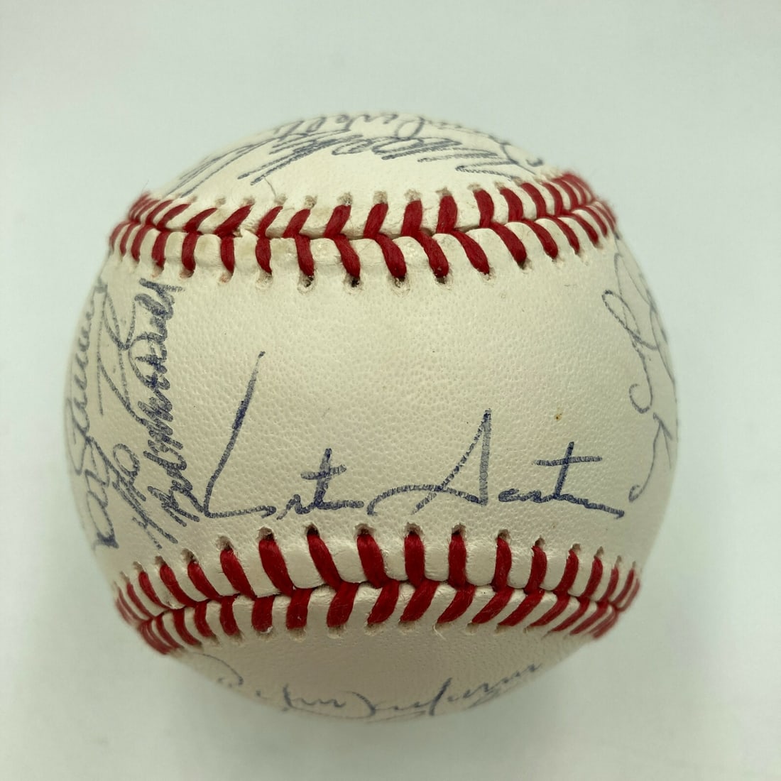 Toronto Blue Jays 1992 Team Autographed Baseball With JSA Authentication: Toronto Blue Jays 1992 Team Autographed Baseball With JSA Authentication This is an official American League Bobby Brown baseball signed by 26 members of the 1992 World Series Champion Toronto Blue Ja
