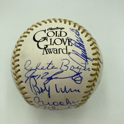 Rawlings Gold Glove baseball 25 signatures JSA COA Brooks Robinson: Rawlings Gold Glove baseball 25 signatures JSA COA Brooks Robinson This Rawlings Official Gold Glove baseball is signed by 25 Gold Glove Award winners, including Brooks Robinson, Ivan Rodriguez, Wade 