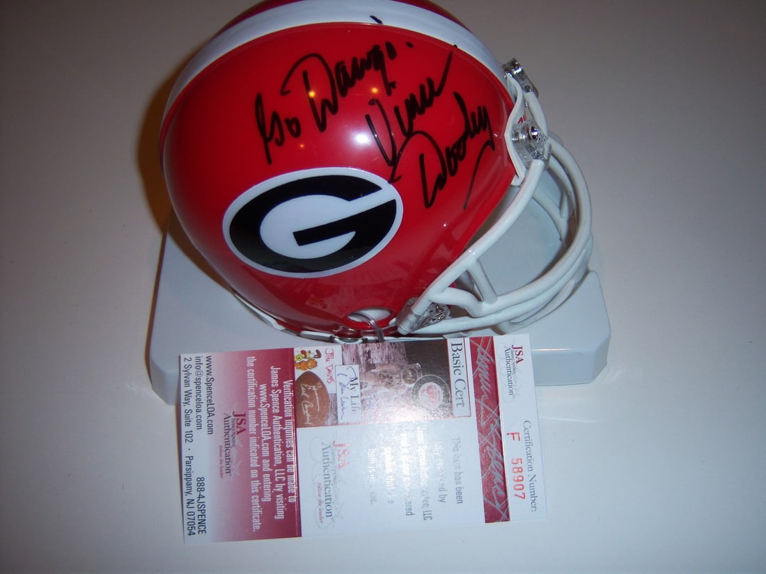 Georgia Bulldogs Mini Helmet Signed by Vince Dooley with JSA COA: Georgia Bulldogs Mini Helmet Signed by Vince Dooley with JSA COA This pre-owned mini helmet celebrates the Georgia Bulldogs and is signed by Vince Dooley. It includes authentication from JSA/COA. This