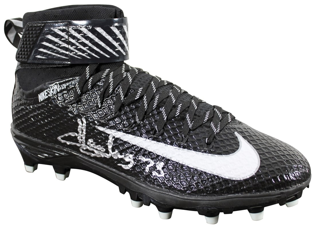 Howie Long Autographed Nike Lunarbeast Right Football Cleat Beckett Witnessed: Howie Long Autographed Nike Lunarbeast Right Football Cleat Beckett Witnessed This black Nike Lunarbeast football right cleat has been personally signed by Howie Long of the Oakland Raiders. The autog