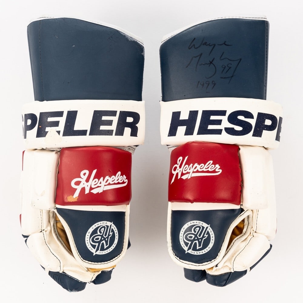 Wayne Gretzky Signed Hespeler Hockey Gloves New York Rangers PSA COA: Wayne Gretzky Signed Hespeler Hockey Gloves New York Rangers PSA COA This is a pair of Hespeler game model hockey gloves signed by legendary player Wayne Gretzky. These gloves are representative of th