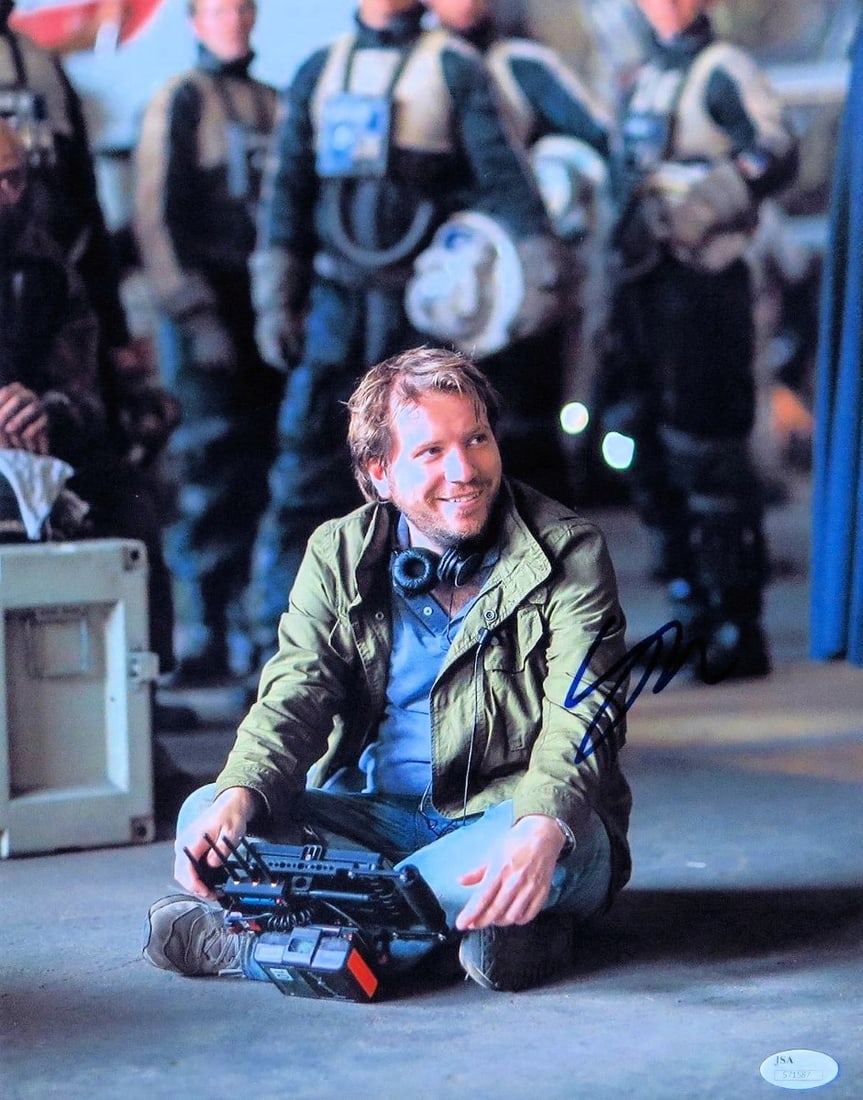 Gareth Edwards Autographed 11X14 Photo Star Wars Rogue One JSA Authenticated: Gareth Edwards Autographed 11X14 Photo Star Wars Rogue One JSA Authenticated This stunning 11x14 photograph features Gareth Edwards, the acclaimed director of "Star Wars: Rogue One," showcasing his au