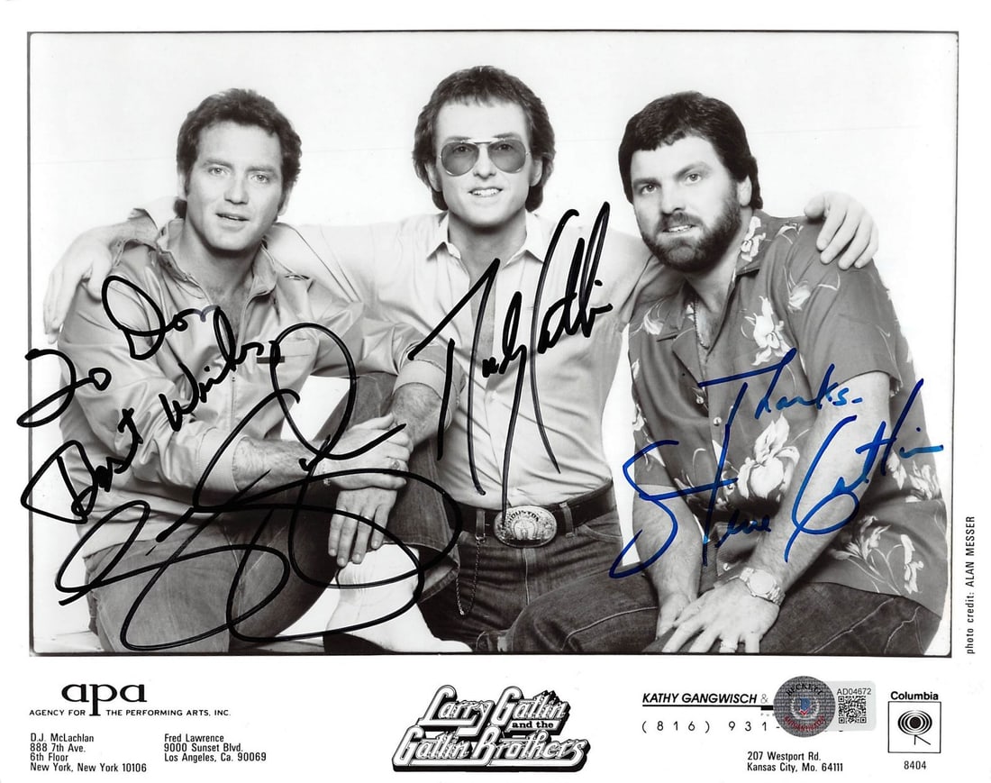 Gatlin Brothers Signed 8x10 B&W Photo with Beckett COA: Gatlin Brothers Signed 8x10 B&W Photo with Beckett COA This captivating 8x10 black and white photograph features the signatures of all three members of The Gatlin Brothers: Steve Gatlin, Larry Gatlin,