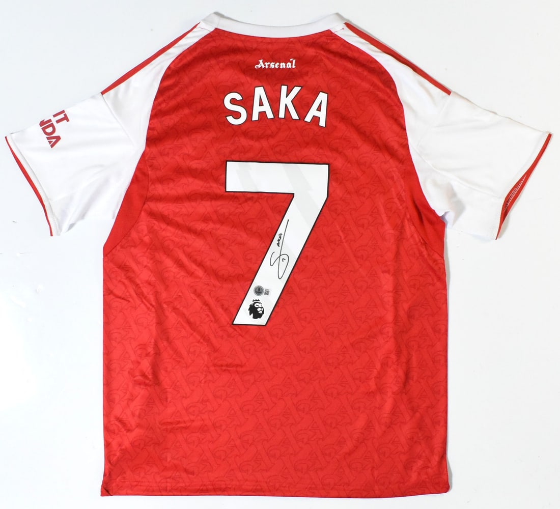 Arsenal FC Home Jersey Signed by Saka with Beckett Hologram: Arsenal FC Home Jersey Signed by Saka with Beckett Hologram This is an Arsenal FC home soccer jersey, pre-owned and autographed by Saka. The jersey features Saka's number 7 and includes a Beckett holo