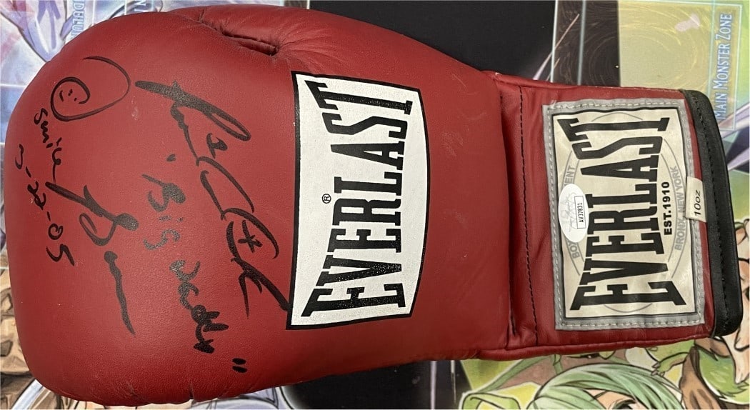 Boxing Glove Signed by Riddick Bowe with Big Daddy Inscription Authenticated by JSA: Boxing Glove Signed by Riddick Bowe with Big Daddy Inscription Authenticated by JSA This boxing glove is hand-signed by Riddick Bowe and features the inscription "Big Daddy." The autograph is authenti