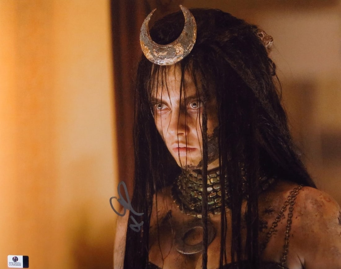 Cara Delevingne Signed Suicide Squad Enchantress 11x14 Photo Certified GAI: Cara Delevingne Signed Suicide Squad Enchantress 11x14 Photo Certified GAI This original 11x14 photograph features a stunning portrayal of Cara Delevingne as the Enchantress from Suicide Squad. The ph