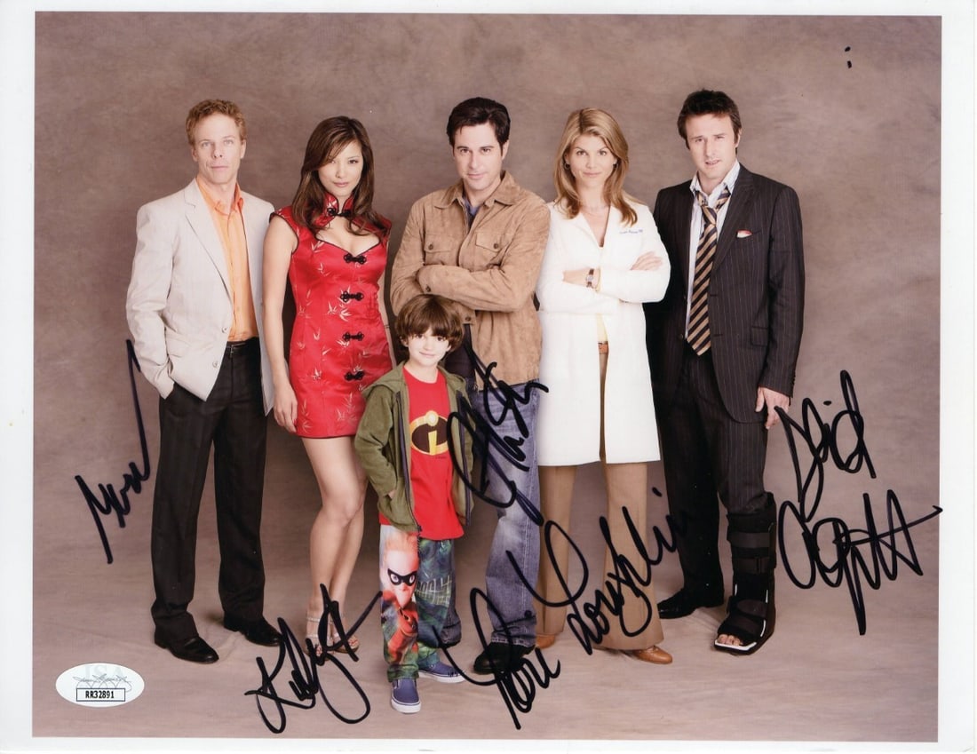 8.5x11 In Case of Emergency Cast Signed Photo JSA Authenticated: 8.5x11 In Case of Emergency Cast Signed Photo JSA Authenticated This is an original 8.5 x 11 inch photograph from the cast of "In Case of Emergency." The photo is autographed by David Arquette, Lori L